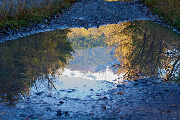 The mountains mirroring in a puddle  •  Die Berge spiegeln sich in einer Pfütze